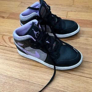 GIRLS NIKE AIR JORDAN 1 MID SE GRADE-SCHOOL